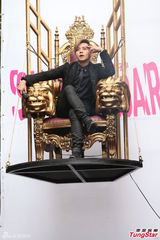 组图：罗志祥高空悬坐 与女舞伴大跳求爱舞