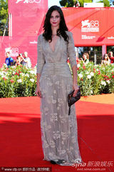 组图：《呼啸山庄》威尼斯首映 影片主创齐聚