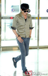 组图：张东健休闲装亮相机场亲和力十足