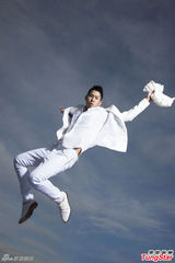 组图：吴建豪写真集即将上市 裸上身秀肌肉