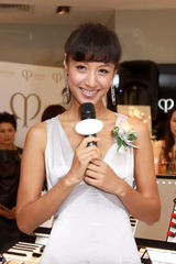 幻灯图：汪诗诗计划探班甄子丹 蒋怡露背晚装抢镜