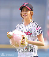 组图：韩国女艺人郑素敏担任棒球比赛开球嘉宾