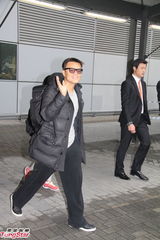 组图：BIGBANG朴振英访港 逾百名粉丝接机