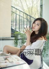 高清组图：何洁冬日清凉拍照 秀腿露臂无惧寒风