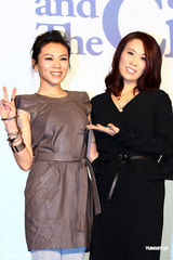 组图：蔡健雅三月开唱那英站台 两人台上跳舞