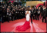 组图：《爱》戛纳首映 科尔白底红尾裙别具一格