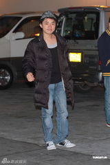 组图：谭咏麟杜莉萨钟镇涛为已故音乐人Joey V开唱