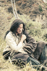 高清图：何润东扮农奴显苍老 衣衫褴褛似犀利哥