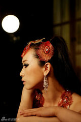 组图：芙蓉姐姐化身妩媚孔雀 装扮火红魅惑放电