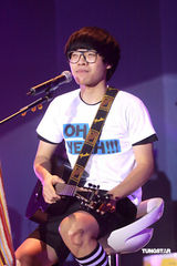 幻灯：卢广仲香港个唱尾场落幕 出席庆功宴兴奋难掩