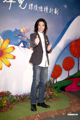 高清图：萧敬腾代言“浮萍儿” 鼓励弱势家庭小朋友