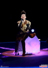 组图：叶德娴献唱见好就收 尾场开唱致敬张国荣