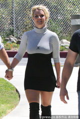 组图：布兰妮紧身裙显巨胸 与男友出街十指紧扣