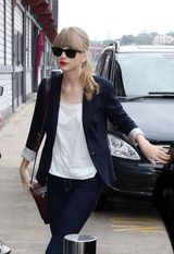 组图：泰勒悉尼电台宣传 小西装显帅气干练