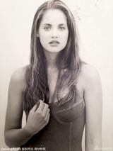 组图：30岁前英格兰小姐复出反抗割脸恐吓