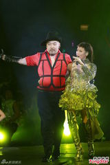 组图：何韵诗演唱会大跳热舞 献唱经典造型多变