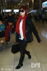 组图：2NE1现身机场 敏智派签名Dara顶兔耳帽