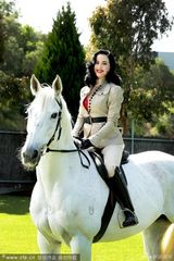 组图：脱衣舞娘万提斯变女骑士 身材凹凸骑白马