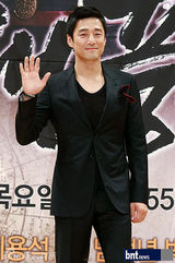 组图：池城金素妍等韩星亮相新剧《大风水》发布会