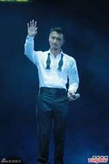 组图：谢霆锋陈慧琳等红馆开唱 悼念张耀荣