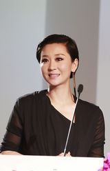 组图：苗圃出席时尚家居盛典 黑衣曼妙展现高雅气质