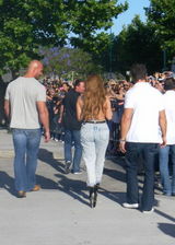 组图：Gaga阿根廷闲适 吊带花背心性感裸背