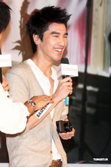 高清组图：赵又廷代言相机 自比“类文青”