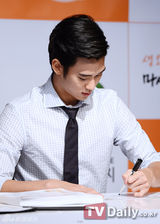 组图：金秀贤出席签名会大派阳光笑容