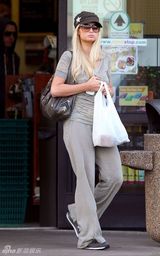 高清组图：帕丽斯-希尔顿和男友逛街十指相扣秀恩爱