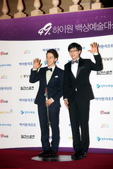 组图：众星亮相韩国百想艺术大赏