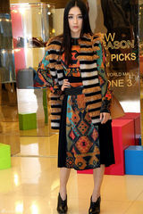 高清组图：秦岚服饰搭配 坎肩式大衣保暖新潮