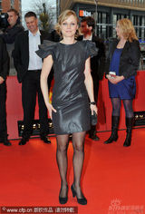 幻灯图集：电影《一家人》首映 导演佩妮莱蓝裙亮眼