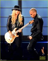 组图：克里斯布朗公告牌现场卖力演唱