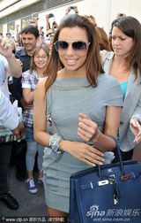 幻灯：伊娃戛纳短裙秀美背 红毯礼服获赞心情大好