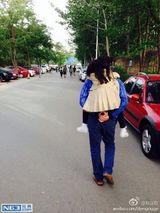 组图：李亚鹏带李嫣看音乐节 一路背女儿显父爱