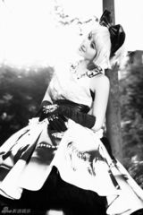 组图：赵柯阳光写真柔情演绎别样“梦露”