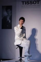 幻灯图：黄晓明白马王子LOOK代言 亲民举动引爆全场