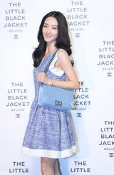 组图：王丽坤蓝白格调装亮相摄影展