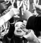 组图：曝舒淇旧剧照豪放喝酒 性感似梦露