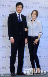 组图：郑雨盛(郑宇成)成宥利站台 挽手合影显亲密