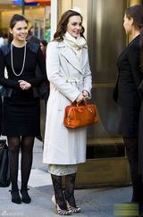 高清组图：莉顿-梅斯特街拍 白色大衣搭配靓包