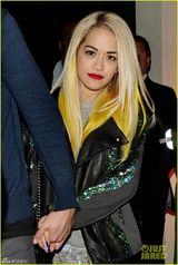 瑞塔-奥拉与型男DJ牵手 小鸟依人幸福浅笑(图)