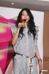 组图：莫文蔚提前穿白纱 卖性感与张亚东同台演出