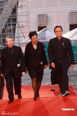 幻灯：香港金像奖红毯 张同祖许鞍华及文隽现身
