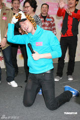 幻灯组图：曹敏莉李绮红向谢天华裤子内抛桔子