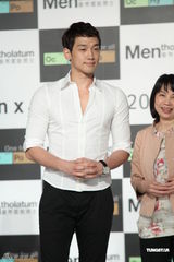 组图：Rain上海代言秀肌肉 腼腆表情似邻家男孩