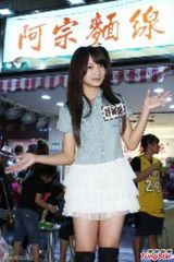 组图：许雅涵主持国庆档节目 大走西门町潮人风