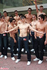 组图：亚洲先生闹市裸身宣传 热门选手大秀腹肌
