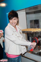 组图：古巨基尚未考虑求婚 代言勾童年回忆