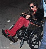 组图：Gaga红蕾丝高跟现身 奢华轮椅彰显地位